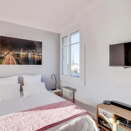 Eiffel Tower View And Terrace Homestay